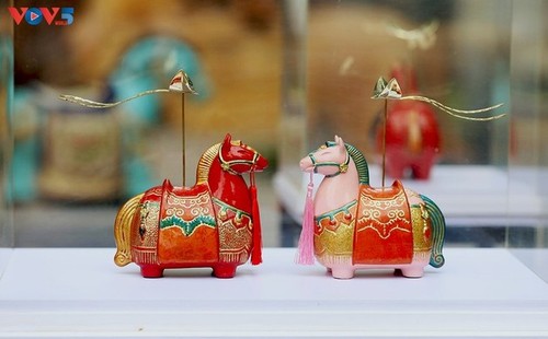 Esculturas de caballos atraen multitudes al Templo de la Literatura - ảnh 10