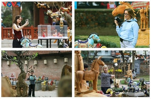 Esculturas de caballos atraen multitudes al Templo de la Literatura - ảnh 14