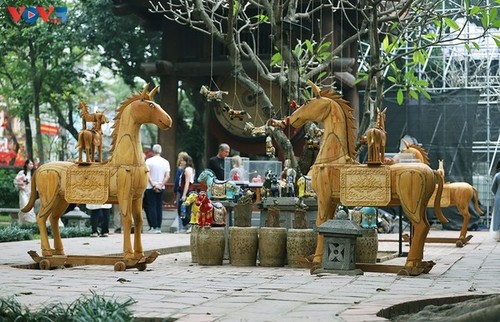 Esculturas de caballos atraen multitudes al Templo de la Literatura - ảnh 2
