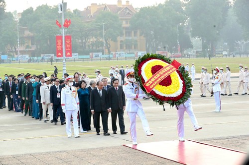 第十次全国爱国竞赛大会参会代表团入陵瞻仰胡主席遗容 - ảnh 1