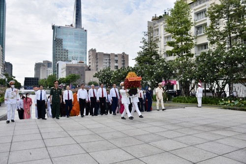 全国各地纷纷举行活动纪念胡志明主席诞辰132周年 - ảnh 1