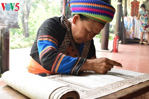 La passementerie des Mong bariolés au patrimoine national - ảnh 3