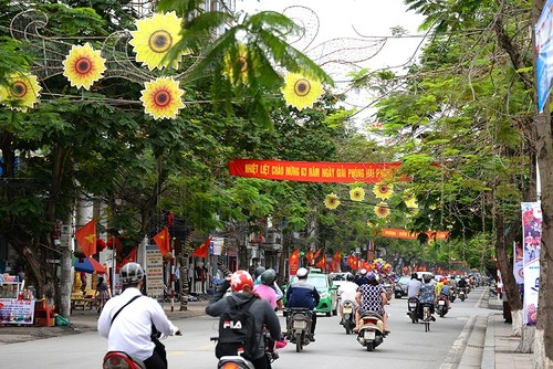  Diverses activités en l’honneur du festival des fleurs de flamboyants 2018 - ảnh 1