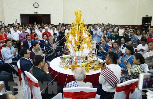 Le Bunpimay des Laotiens fêté au Vietnam - ảnh 1