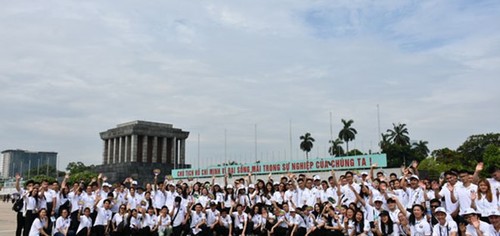 Camp d’été 2019: les jeunes Viêtkiêu visitent la zone de sécurité de Dinh Hoa - ảnh 1