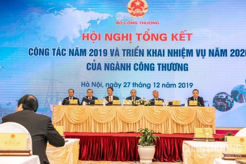 Nguyên Xuân Phuc à la conférence-bilan du secteur de l’Industrie et du Commerce - ảnh 1