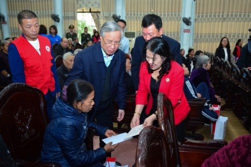 Cadeaux du Têt offerts aux démunis de Nam Dinh - ảnh 1