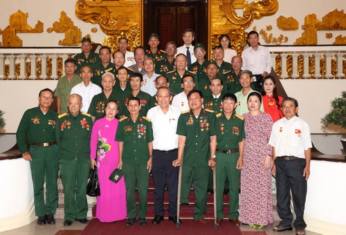 Des personnes méritantes de la patrie de Nghê An reçues par Truong Hoa Binh  - ảnh 1