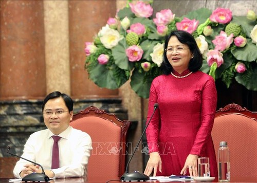 Dang Thi Ngoc Thinh rencontre les jeunes familles exemplaires - ảnh 1