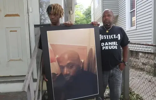 Etats-Unis : La colère monte après la mort de Daniel Prude, asphyxié en mars, 7 policiers suspendus - ảnh 1