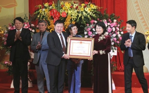 Le Théâtre de chant, de danse et de musique du Vietnam décoré du titre de « Héros du travail » - ảnh 1