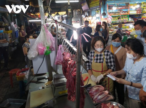 Au 2e jour de l’année lunaire, plusieurs supermarchés et marchés ouvrent déjà leurs portes - ảnh 1