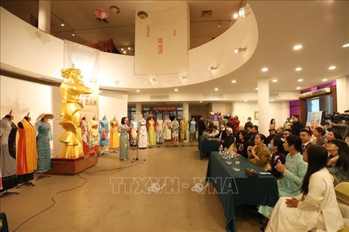 Remise d’objets et de photos au Musée des femmes du Vietnam - ảnh 1