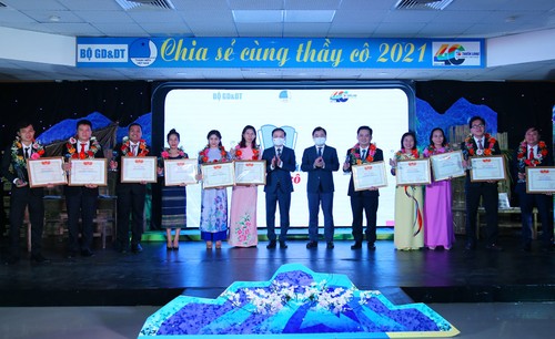 Journée des enseignants vietnamiens: mise à l’honneur de 50 enseignants créatifs - ảnh 1