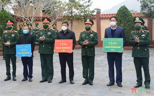 Remise de 60 maisons à des familles démunies et méritantes de Quang Ninh - ảnh 1