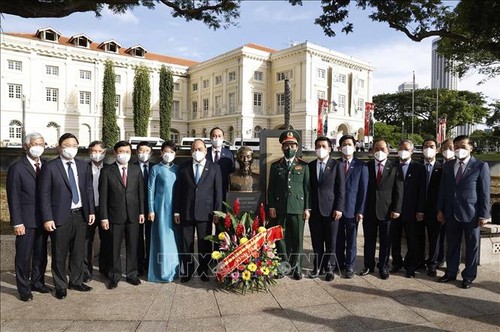 Nguyên Xuân Phuc fleurit le mémorial de Hô Chi Minh à Singapour - ảnh 1