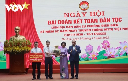 Nguyên Xuân Phuc à la journée de la solidarité nationale d’un quartier de Hanoï  - ảnh 1