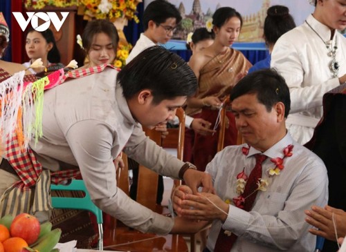 Fêtes traditionnelles Bunpimay et Chol Chnam Thmay: Kon Tum célèbre les échanges culturels entre le Vietnam, le Laos et le Cambodge - ảnh 1