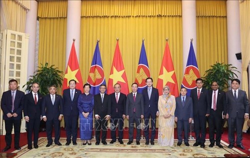 Des ambassadeurs aséaniens reçus par Vo Van Thuong  - ảnh 1