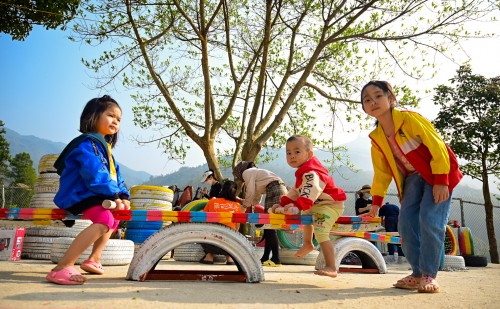 Aires de jeux inclusives en pneus: une initiative pour les enfants handicapés - ảnh 2