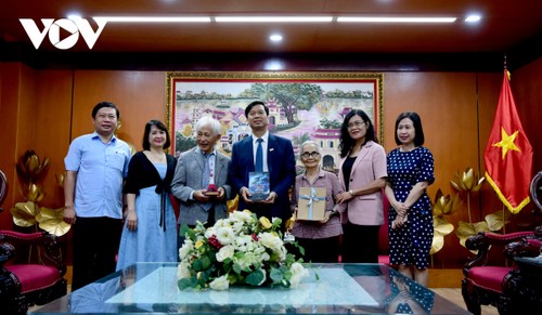 Le professeur Trân Thanh Vân se rend à la Voix du Vietnam - ảnh 1