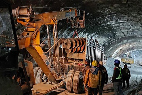 Inde : deux jours de plus pour sauver les 40 travailleurs coincés sous un tunnel - ảnh 1