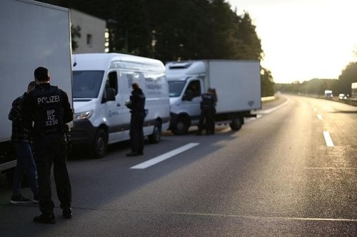 L'Allemagne prolonge le contrôle aux frontières avec la Pologne, la République tchèque et la Suisse.  - ảnh 1