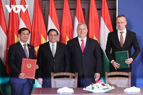 La visite du Premier ministre Pham Minh Chinh sous les feux de la rampe de la presse hongroise et roumaine - ảnh 1