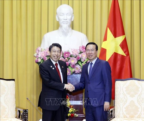 Vo Van Thuong rencontre le gouverneur de Fukuoka - ảnh 1