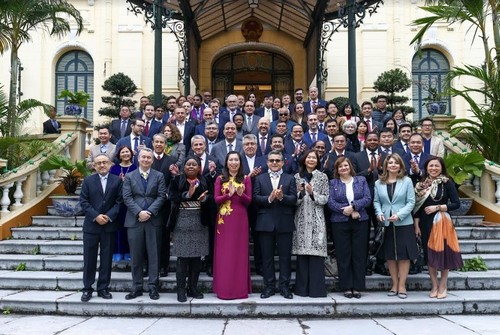 Têt: rencontre entre le ministère des Affaires étrangères et les représentants des corps dilomatiques et journalistes étrangers au Vietnam - ảnh 1