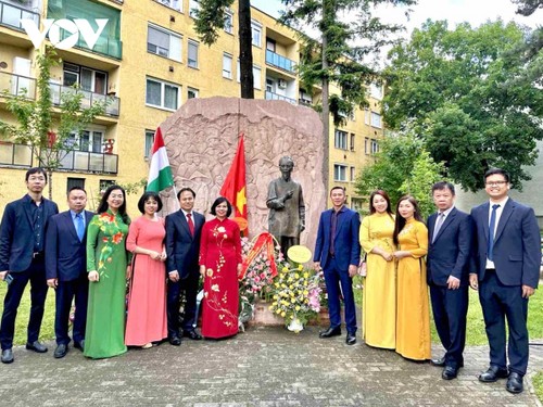 Commémoration du 134e anniversaire du Président Hô Chi Minh et du 70e anniversaire de la victoire de Diên Biên Phu en Hongrie - ảnh 1