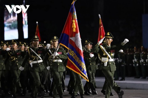 Le Vietnam célèbre sa réunification avec la participation militaire de pays voisins - ảnh 3