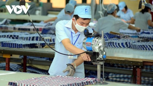 Les entreprises vietnamiennes accélèrent leur production pour honorer les commandes à l’exportation - ảnh 1