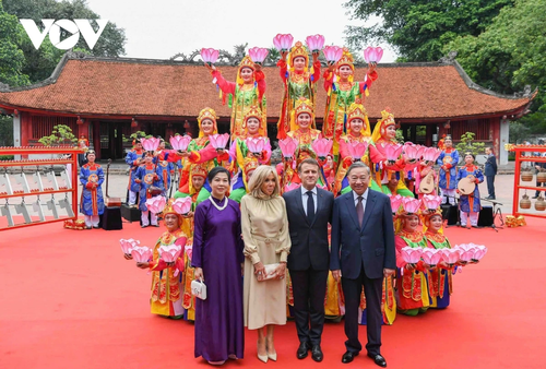 Tổng Bí thư Tô Lâm và Tổng thống Pháp thăm Văn Miếu - Quốc Tử Giám - ảnh 10