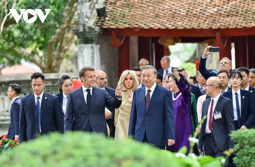 Tổng Bí thư Tô Lâm và Tổng thống Pháp thăm Văn Miếu - Quốc Tử Giám - ảnh 2