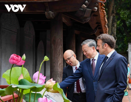 Tổng Bí thư Tô Lâm và Tổng thống Pháp thăm Văn Miếu - Quốc Tử Giám - ảnh 4