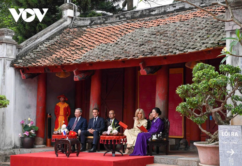 Tổng Bí thư Tô Lâm và Tổng thống Pháp thăm Văn Miếu - Quốc Tử Giám - ảnh 6