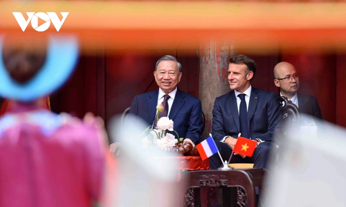 Tổng Bí thư Tô Lâm và Tổng thống Pháp thăm Văn Miếu - Quốc Tử Giám - ảnh 7