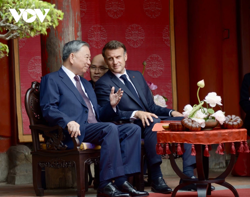 Tổng Bí thư Tô Lâm và Tổng thống Pháp thăm Văn Miếu - Quốc Tử Giám - ảnh 8