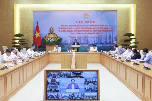 Pham Minh Chinh préside une conférence consacrée au déploiement d'une résolution «révolutionnaire» en faveur du logement social - ảnh 1