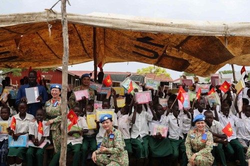 Journée internationale des enfants: Les Casques bleus vietnamiens apportent la joie aux enfants du Soudan du Sud - ảnh 3