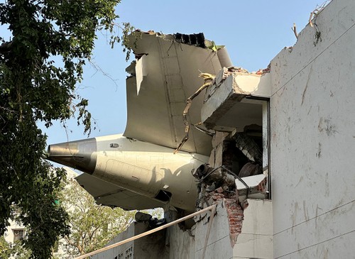 L'Inde retrouve la boîte noire du Boeing d'Air India crashé à Ahmedabad - ảnh 1
