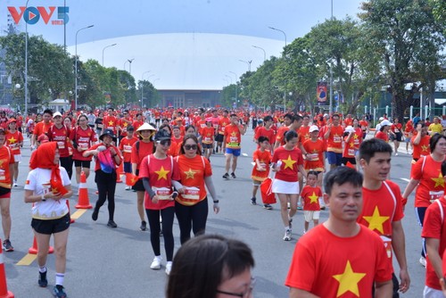 Hơn 2 vạn người mặc áo cờ đỏ sao vàng tại giải chạy “Việt Nam tôi đó“ - ảnh 5