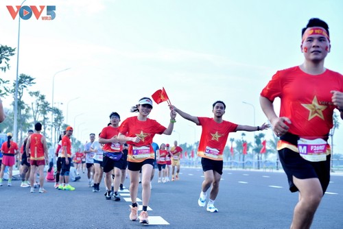Hơn 2 vạn người mặc áo cờ đỏ sao vàng tại giải chạy “Việt Nam tôi đó“ - ảnh 11