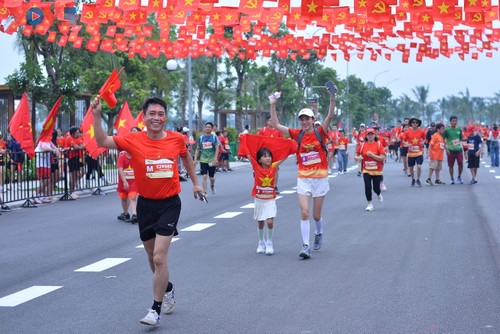 Hơn 2 vạn người mặc áo cờ đỏ sao vàng tại giải chạy “Việt Nam tôi đó“ - ảnh 13