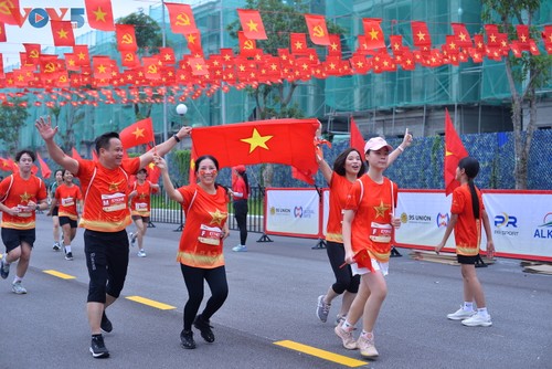 Hơn 2 vạn người mặc áo cờ đỏ sao vàng tại giải chạy “Việt Nam tôi đó“ - ảnh 14