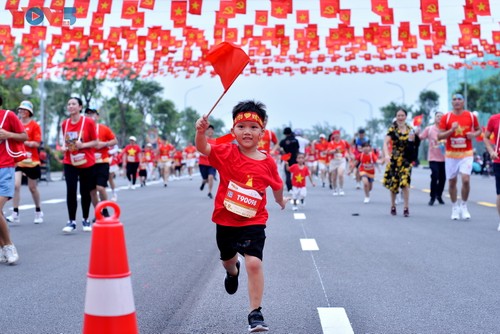 Hơn 2 vạn người mặc áo cờ đỏ sao vàng tại giải chạy “Việt Nam tôi đó“ - ảnh 15