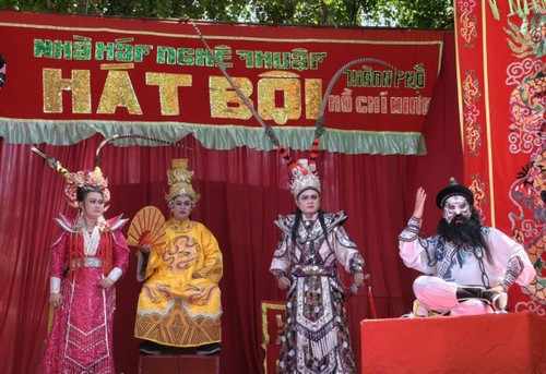 Le hát bội retrouve son public au cœur des sites historiques de Hô Chi Minh-ville - ảnh 1