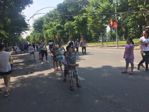 Traditional games held in Hanoi’s pedestrian streets - ảnh 2