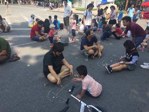 Traditional games held in Hanoi’s pedestrian streets - ảnh 1